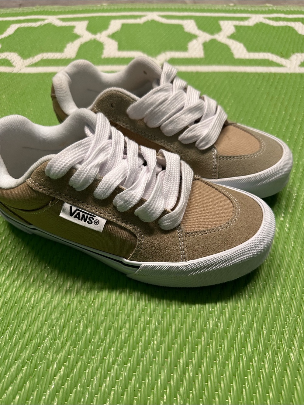 Vans Kids Low-Top Sneakers in Tan and White